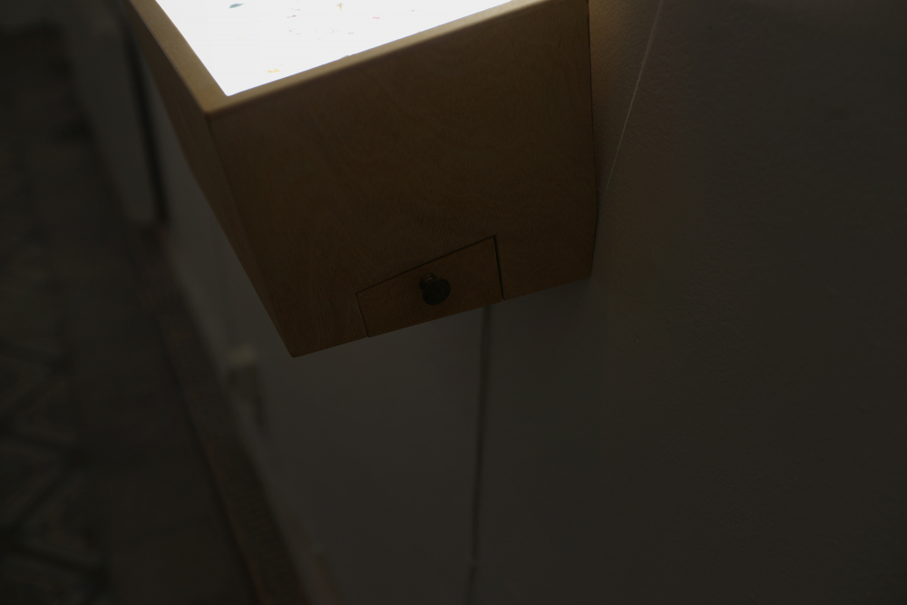 detail&amp;ndash; drawer, dust light box